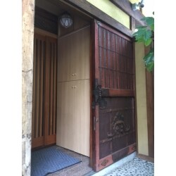 店舗の玄関に収蔵をオーダーで造作。
お店の雰囲気にもマッチしてお客様に大変ご評価いただきました。