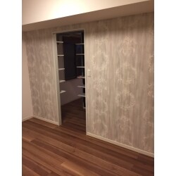 隣り合った洋室の中間にクローゼットを作成。
ウォークスルータイプにすることで部屋間の移動が容易に。
収納力もUPしました！