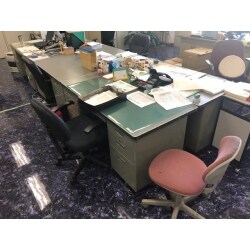 既設床の状況、ご予算・工期の都合を加味し、 
今回はフロアタイルの上貼り施工としました。 