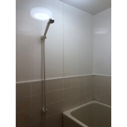 天井とタイル上からの壁には、
浴室用リフォームパネルを施工し、
照明も交換しました。

床面には耐水性のシートを施工し、
排水目皿部分はコーキング処理を施しました。