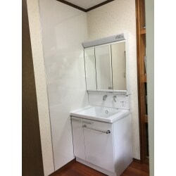 新しい洗面化粧台に取替えさせていただく際に、洗面化粧台とくっつく左側の壁につるつるのパネルを貼ることで、水がはねても跡がつかず、サッと拭くだけでお掃除完了です。