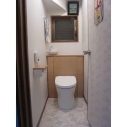 このトイレ、タンクレスに見えますが、実は後ろのキャビネットにタンクが隠れています。
キャビネットの左右は収納スペースになっており、トイレに必要なモノが収納できます。