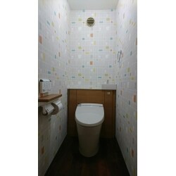 キャビネットタイプにすることで、トイレの雰囲気がガラッと変わりました。さらに壁全面をカラフルなクロスにして、小さいお子さんも入るのが楽しい、素敵な空間に仕上がりました！！
