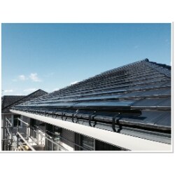 スノーマン取り付け工事を行いました。
瓦一体型太陽光パネルを搭載した屋根の為、
 通常の雪止め金具の取り付けが難しく、
今回スノーマンをお選び頂きました。