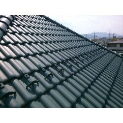 洋瓦用の後付け雪止め金具の設置を行いました。急勾配で雪が落ちやすい為、通常より本数、段数ともに多めに取り付けました。