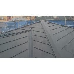 和瓦から、ガルバリウム鋼板の屋根材に葺き替えました。使用した屋根材は、アイジー工業の「ガルテクト　フッ素」です。20年保証が付いており安心です！