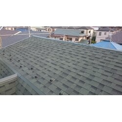 カバー工法で屋根をリフォームしました。使用したのは、施工性が高くスピーディーな施工が可能な「リッジウェイ」です。