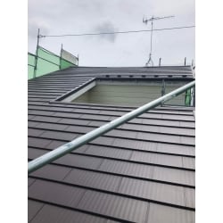 ガルバリウム鋼板の屋根材「エテルナ」を使用してカバー工法を行いました。断熱材が付いているので見た目だけでなく機能性もアップします！