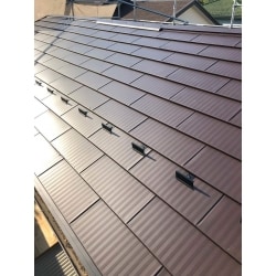 ガルバリウム鋼板の屋根材「エテルナ」で施工しました！準防火地域のお宅ですが、防火認定を受けているので安心してご採用頂けました。工事前は和瓦でしたので、屋根材の重さが10分の1と軽量になりました！


