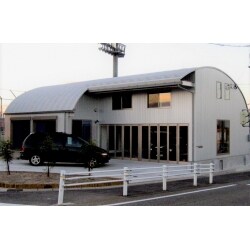車好きの夢！『リビングから愛車を眺められる家』という明確なコンセプトからスタートしました。
車好きのご主人、そうでもない奥さん、元気いっぱいのお子さん、みんなの「これいい！」が詰まったガレージハウスです。