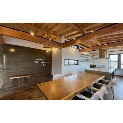 訪れる方に「これいいな」と感じていただける設備はもちろん、建材の持ち味を生かしたくつろぎ空間でお客様の心をつかむ、住宅の水回り設備やインテリア雑貨のショップ兼オフィスの完成です。