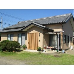 和型瓦の塗装が、まるで葺き替え工事を行ったように仕上がりました。
