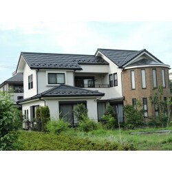 お客様のご希望を考えて、軽量セメント瓦（平板）のカバー工法で仕上げました。
