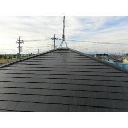 既存のカラーベスト屋根にはコケが目立っていました。 
屋根の表面を覆っているコケや汚れを取り除くため高圧洗浄を施し、下塗りを行い、仕上げ塗りを行いました。
仕上げ塗りの後は綺麗な屋根に蘇りました。 
お施主様にも大変喜んで頂きました。