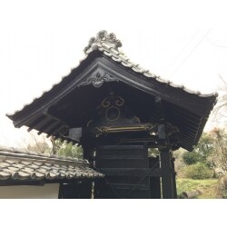 外壁、山門の塗装と屋根の崩れを修復しました。