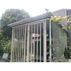 既製品の犬小屋に屋根を施工しました。