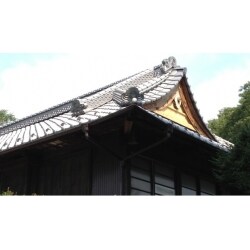 既存屋根は劣化により瓦の色ムラが目立っていました。
美観の改善、なじみ葺きから乾式工法による軽量化、棟の耐震化と防水性の向上を実現しました。