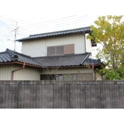 施工前は上屋の軒先が下屋に落ちて上下の屋根ともに下地が見えていた状態でしたので下地の補修をして一部葺き直しをしました。