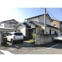 既存の屋根を残したままガルバリウム鋼板によるカバー工法でリフォームし、雨漏りしているベランダはFRP防水をしました。
玄関はK4仕様の親子ランマ付で採風できるものにリフォームしました。
他に軒天井や破風を塗装をしベランダ屋根のポリカーボネートの補修をしました。