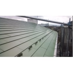 既存の屋根をそのまま残し、ガルバリューム鋼板のカバー工法による屋根のリフォームです。