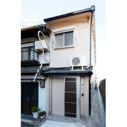 築約50年の２階建て木造住宅を購入されたＭ様ご夫妻。当初は、リフォームをして賃貸住宅にされるご予定でしたが、お嬢様のご懐妊をきっかけに、お嬢様ご夫妻の新居にと変更されることになりました。
昔ながらの住宅地にあるお住まいは、いわゆる“連戸長屋”で、すぐ横には川があり、敷地面積も約10坪と限られていました。そこで、全ての空間を有効に使える機能性と、開放感のある心地よい住まいにというコンセプトで設計し、全面的な改装になりました。