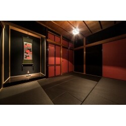 黒壁と赤襖のシック和室、古材使ったアンティークリビング