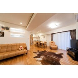 趣味が活きる、明るいリビング