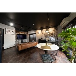 ・TVの壁、廊下との間仕切りをあえて斜めにして空間に遊びを
・TVを斜めにすることでキッチンからもTVが見える
・TV上のアイアン格子。空間のアクセントと裏に置いたタワーキャットから猫ちゃんがのぞくポイントへ。