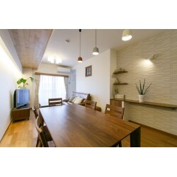 リビングの横に沢山の小物を飾れる、楽しいお部屋になりました。
昼と夜でお部屋のイメージを変える間接照明がお気に入り。