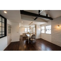 もとは立派な和風建築だったお宅を、お好みの家具に合うデザインに変えたいとリフォームを決断。
すべて洋風モダンに変え、英国デザインのソファとシャンデリアでまさに理想の洋館
お気に入りの家具や照明に囲まれたくつろぎのリビング空間。2階にあるリビングはご近所からの目線を気にすることなく寛げる、開放感あふれるスペースになりました。