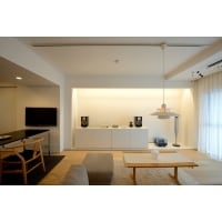 間接照明のぬくもりが映えるスタイリッシュな住まい