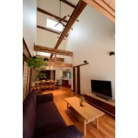 家族集まるスペースを中心に。吹き抜けと天窓で明るさもアップ!