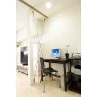 壁面収納と耐震金物でうまく広がりのある空間に