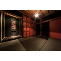 黒壁と赤襖のシック和室、古材使ったアンティークリビング