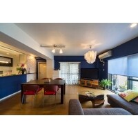 大胆なツートンの色違い。北欧リゾート風