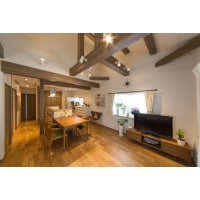 2階に作った山荘風LDKと1階のプライベートエリア