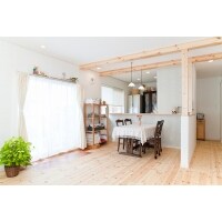 お花とパイン材に彩られた、母の愛情たっぷりダイニング