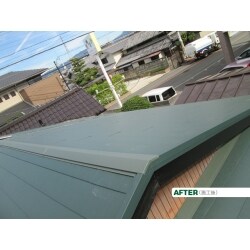 約20年ほど前に葺き替えした屋根が、色あせ・多々割れが有りました。屋根材を撤去後、下地のべニアも取替しガルバリウム鋼板の横暖ルーフ、一部立平で仕上げました。落ち着いたグリーンで良い仕上がりとなりました。