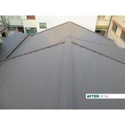 1軒の家ですが2種類の屋根材を使用し少し複雑な仕上がりとなっていました。雨漏れは無かったですが、瓦のズレや割れ鉄板部分のサビが多々ありました　ガルバリウム鋼板の横暖ルーフで統一感ある屋根に仕上がりました。