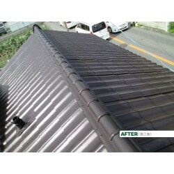 表面の塗装めくれ・屋根材の割れが多数ある状態でした。割れている箇所は変成シリコン剤で補修、表面のケレン洗浄を行い、オリエンタル塗料を。下塗りを含め、計3回塗りいたしました。