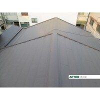 材料の違う屋根を1つの屋根材で統一しました。