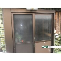 古くなった玄関扉が開けれなくなったので取り替えました