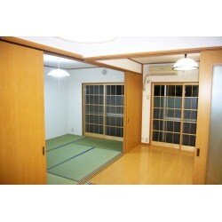しばらく空き室で傷みの目立つマンションを
全面リフォームしました。

お施主様の
・お子様が目の届く範囲でノビノビ遊べる広い空間がほしい。
・親戚や友人をたくさん呼べる空間がほしい。
との事で、３方向間仕切り引き戸を考えました。