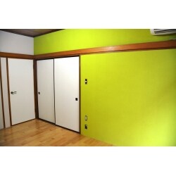 和モダンを基調にした洋間。元和室だった部屋を床の間や収納の和風の設えを壊さず、洋間に変えました。耐震補強工事で評点を考慮しながら、洗面所とキッチンの間仕切り壁を取り去りました。結果、家事動線や生活動線を効率良く大幅短縮できました。キッチン、浴室の刷新やオリジナル洗面化粧台の制作・設置等、お客様とひとつひとつ丁寧に打ち合わせを重ねて、リフォームしていきました。