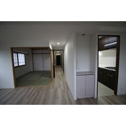 中古マンションをフルリフォーム。間取り変更はなしで、設備を交換し、内装を全て新しく致しました。