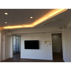 折り上げ天井にすることで天井の高さはそのままに、以前よりも開放感を感じるお部屋に仕上がりました。
