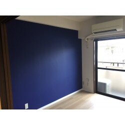 濃い色のﾌﾞﾙｰ×白のｸﾛｽを組み合わせることで、おしゃれで落ち着いた印象の部屋になりました。