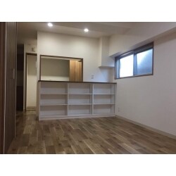 キッチンの先にカウンターを付けたいという要望から、その下の空間に棚も付けたいということになり、急遽お願いした棚ですが、リビングにマッチしたたっぷり収納が出来上がりました。さすが大工さん！頼りになります。