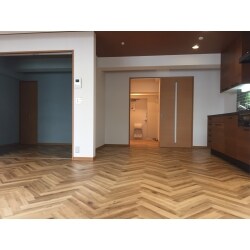 床のフロアタイルをヘリンボーンにしました。上品な風合い、それでいて洗練されたお部屋になりました。
