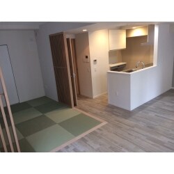 リビングの隣の和室をリビングとつながるよう壁を取り、キッチンの袖壁も取って、ひろびろ空間へ